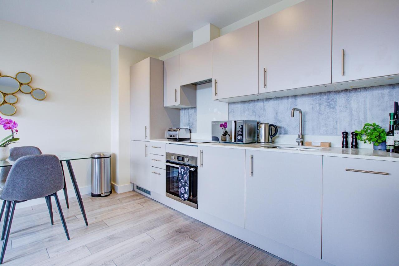 Hybrid Resi - London, Sutton With Onsite Car Parking Apartment Cheam Exterior photo